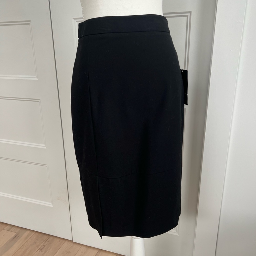 Pencil skirt with small side skit